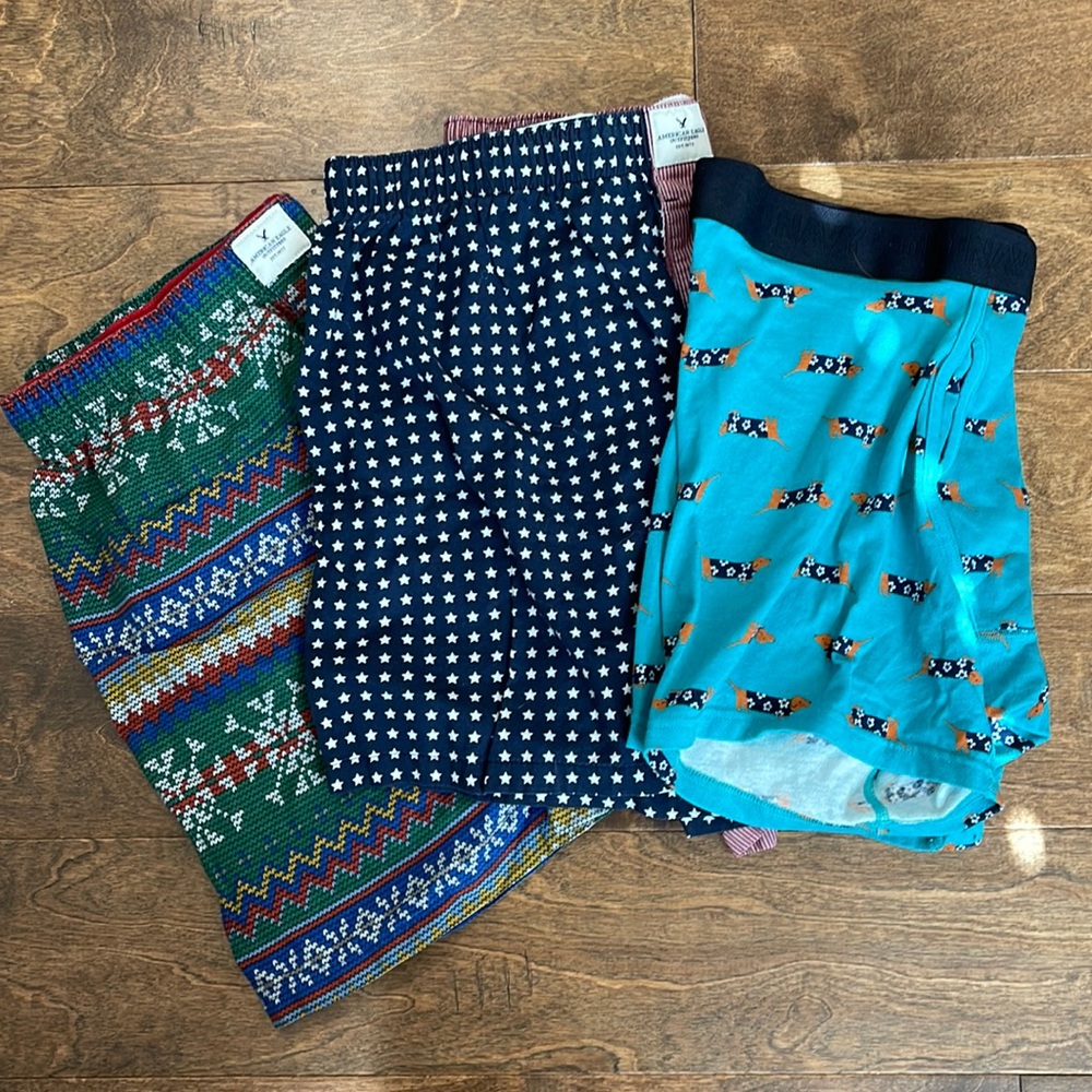 2 American Eagle boxers & 1 old navy briefs. All 3 large
